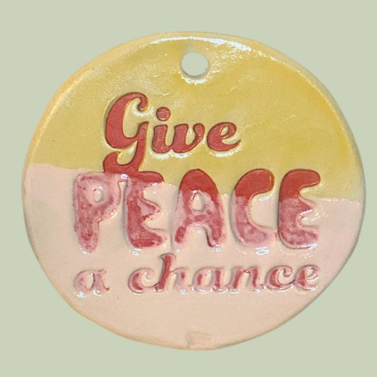 Ophæng ‘Give peace a chance’