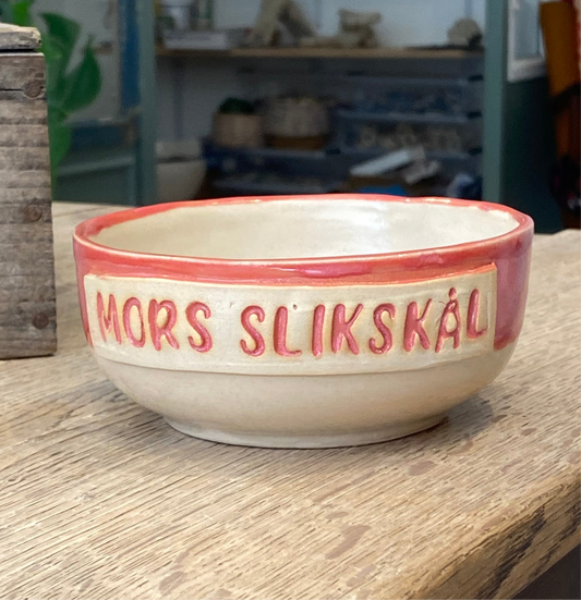 Skål med tekst ‘MORS SLIKSKÅL’
