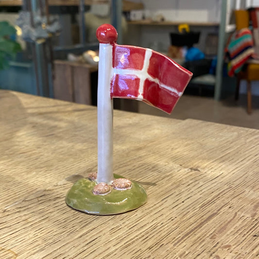 Flagstang med Dannebrog og blomster, nr 2