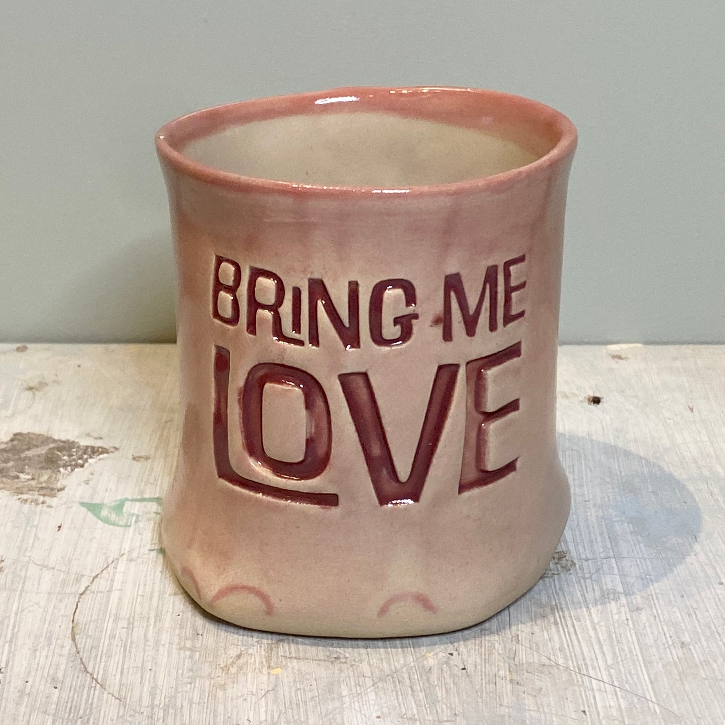 Håndformet krus med tekst; BRING ME LOVE