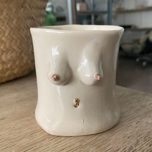 Håndformet brystkop med piercing, nr. 5