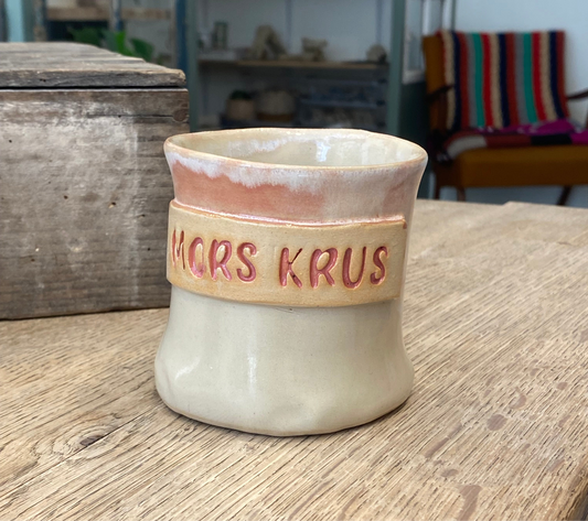 Håndformet krus med tekst; MORS KRUS nr 1