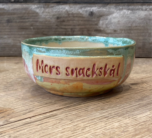 Skål med tekst ‘Mors snackskål’