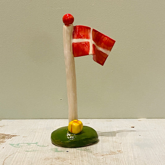 Flagstang med Dannebrog og lille gave