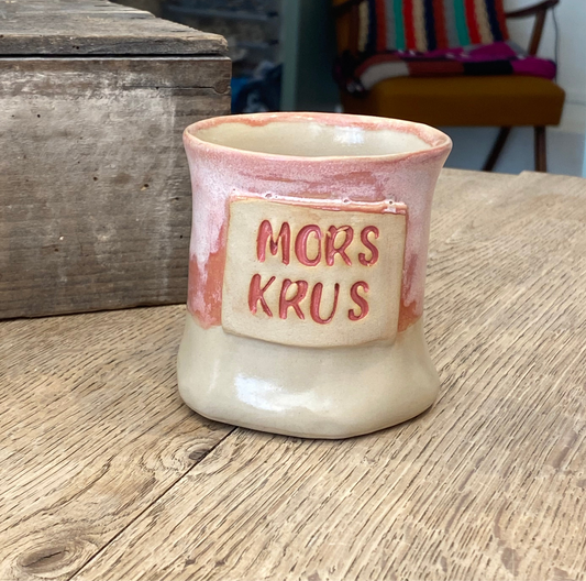 Håndformet krus med tekst; MORS KRUS nr 2