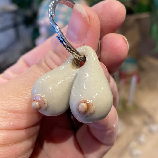 Nøglering med håndformede bryster, nr. 5