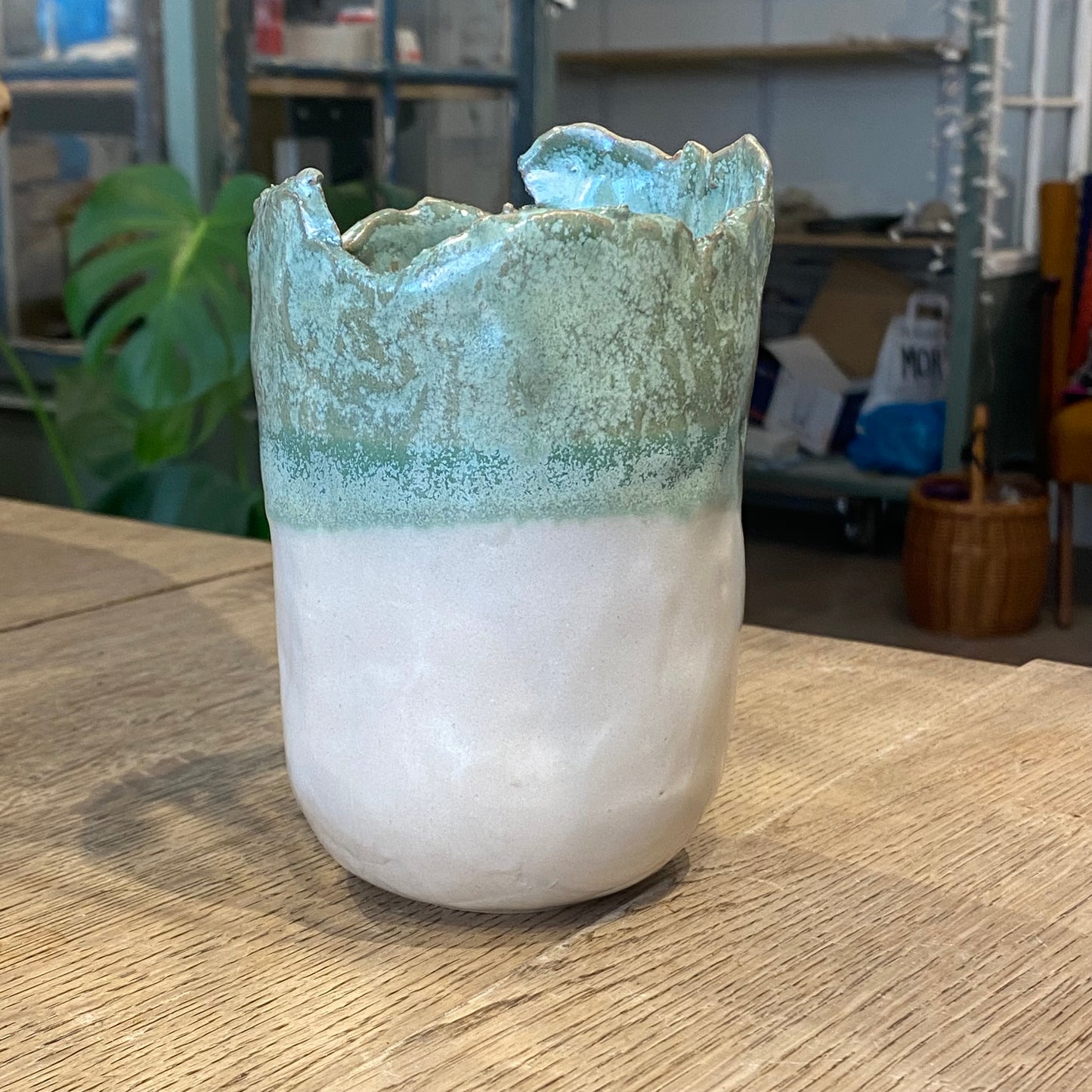Unika håndformet vase, hvid/grøn