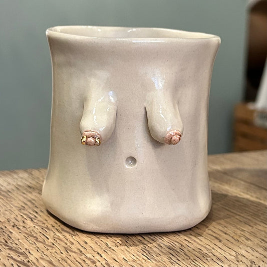 Håndformet brystkop med piercing, nr. 5