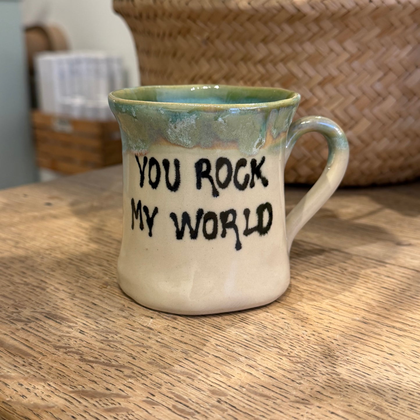 Håndformet krus med hank og tekst: YOU ROCK MY WORLD