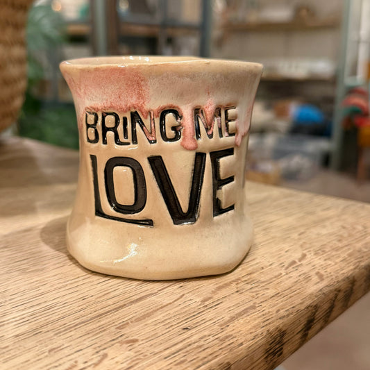 Håndformet krus med tekst; BRING ME LOVE, nr 4
