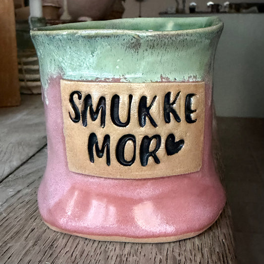 Håndformet krus med tekst; SMUKKE MOR