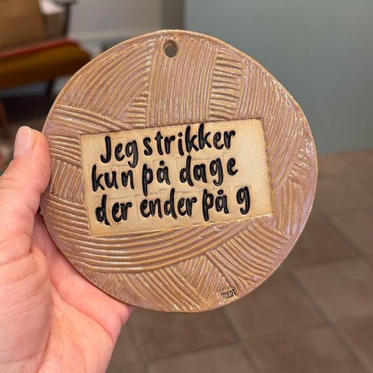 Vægophæng, garnnøgle med tekst, nr 1