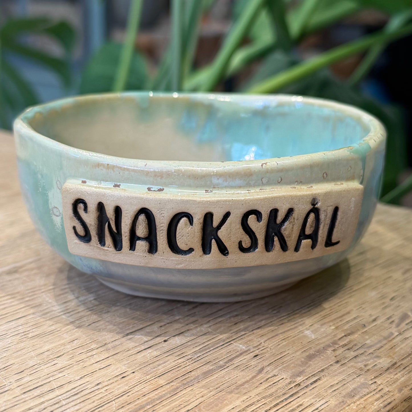 Skål med tekst ‘SNACKSKÅL’