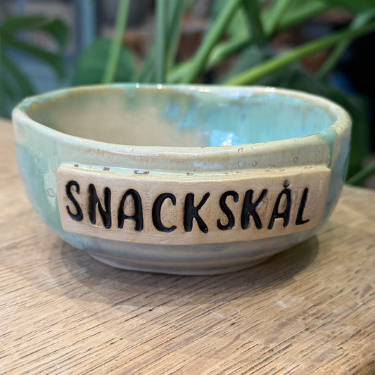 Skål med tekst ‘SNACKSKÅL’