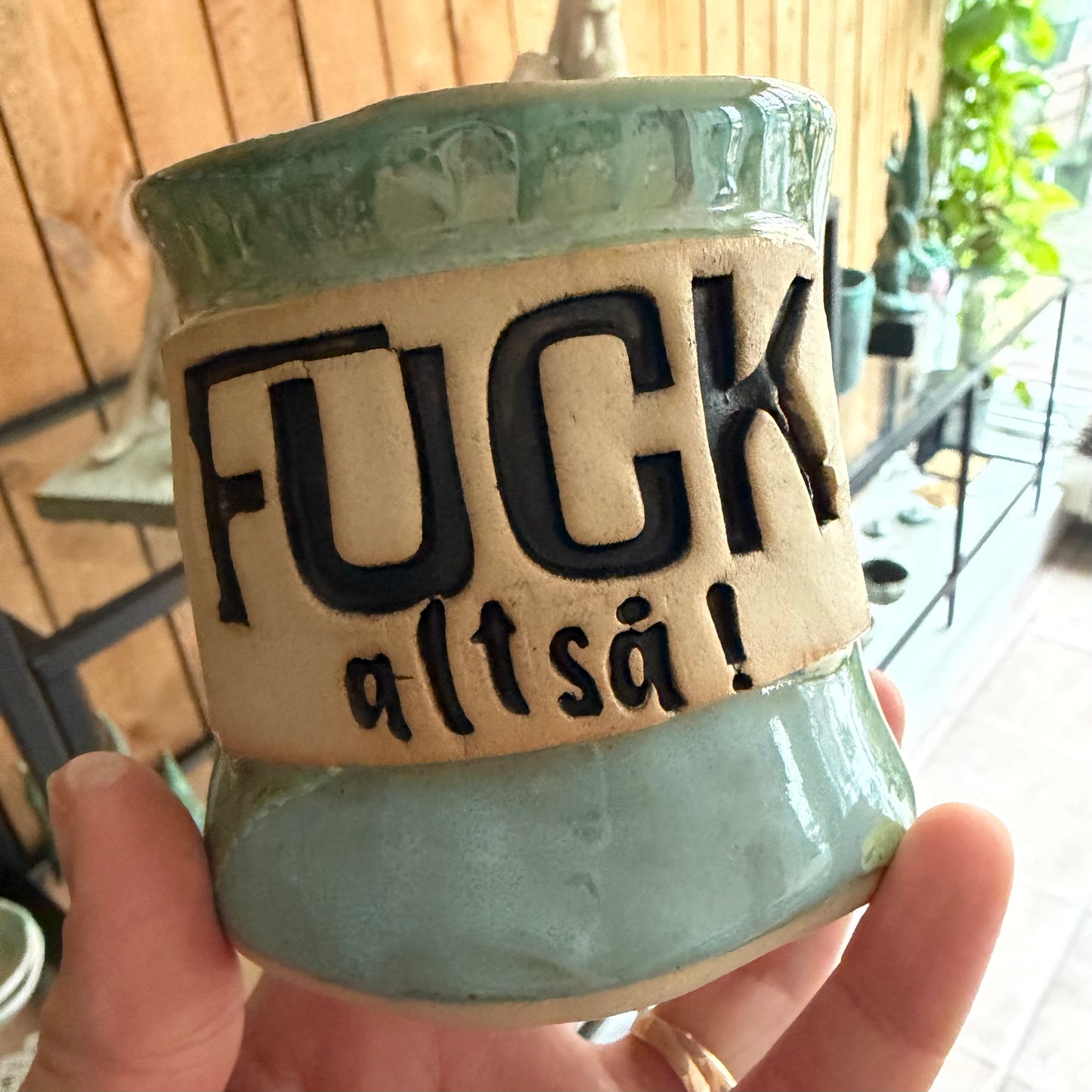 Håndformet krus med tekst; FAEN altså!