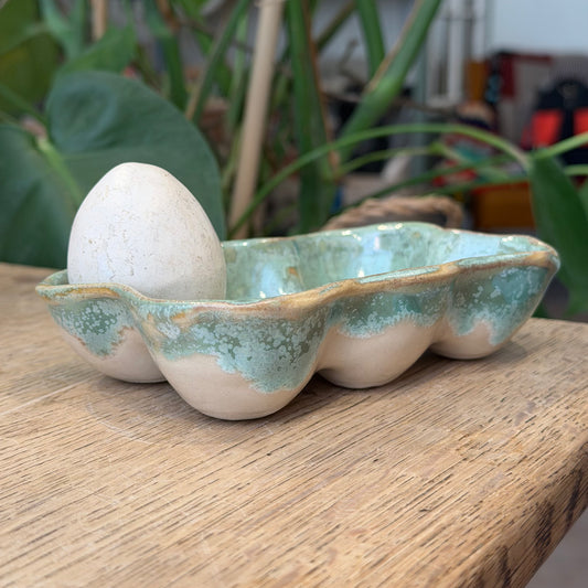 Håndformet eggekartong