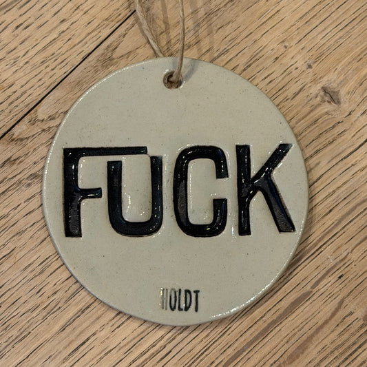 Ophæng med tekst; ‘FUCK’