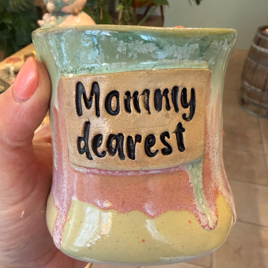 Håndformet krus med tekst; Mommy dearest