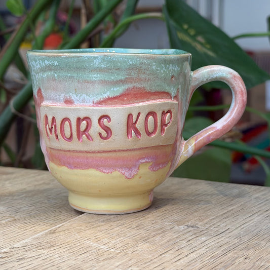 Håndlavet krus med hank og tekst; MORS KOP