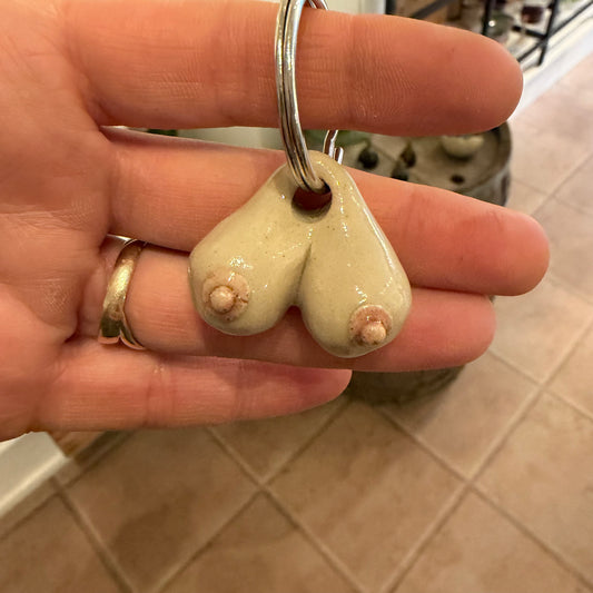 Nøglering med håndformede bryster, nr. 4