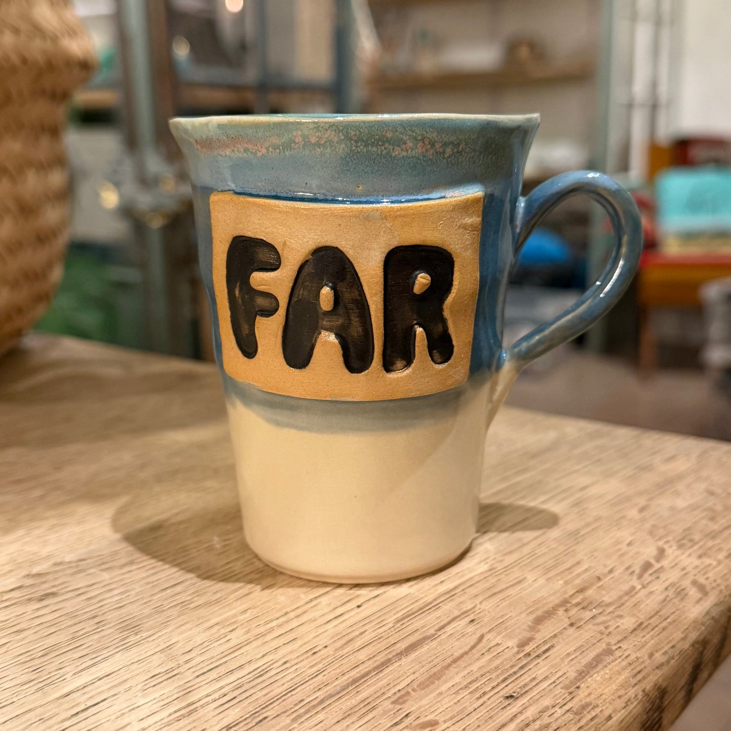 Håndformet krus med hank og tekst; FAR