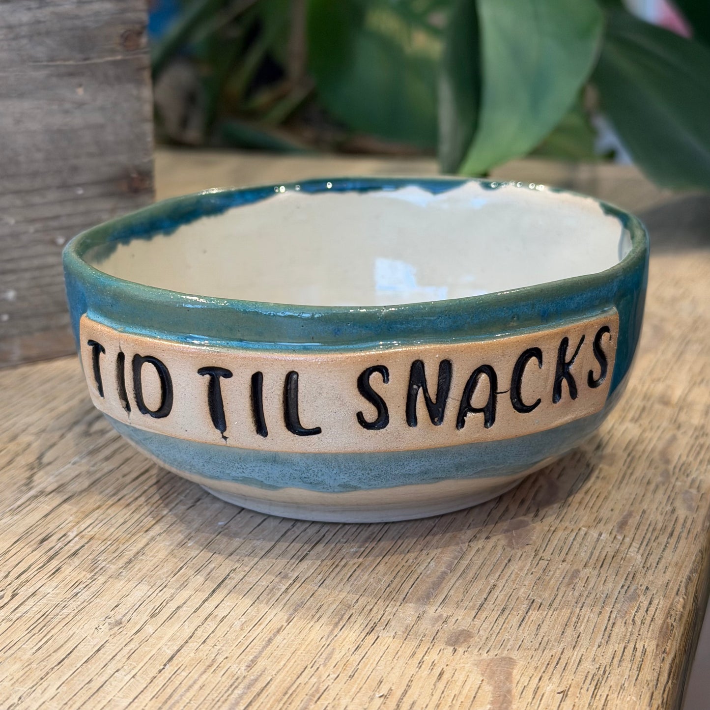 Skål med tekst ‘TID TIL SNACKS’
