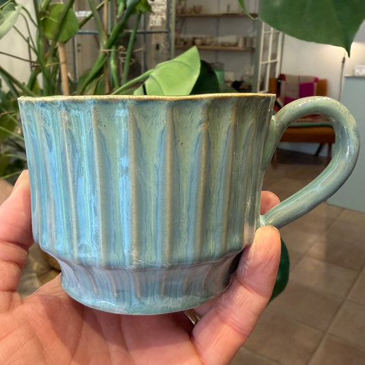 Håndlavet krus med hank og riller