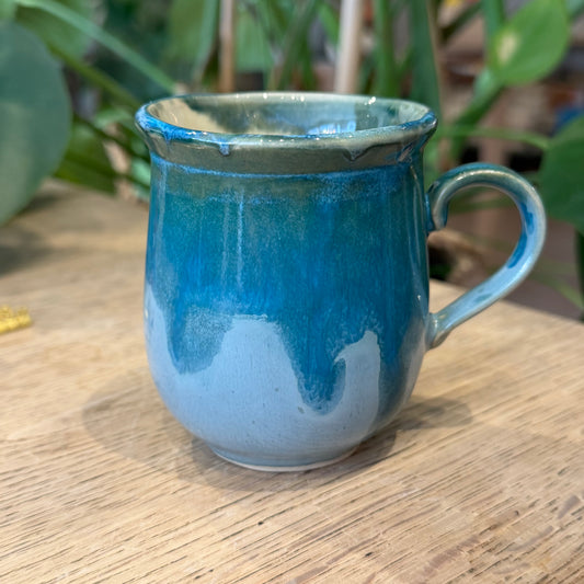 Håndlavet kop med hank, blålige toner nr 5