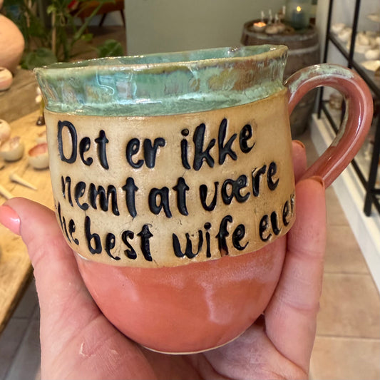 Håndlavet krus med hank og tekst; BEST WIFE EVER