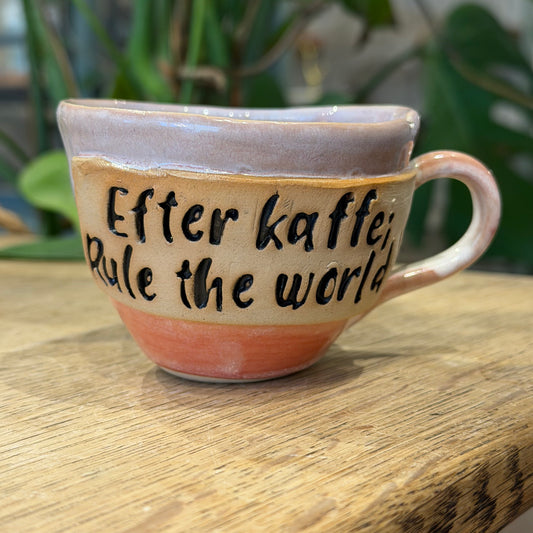 Håndlavet kop med hank og tekst; Efter kaffe; Rule the world