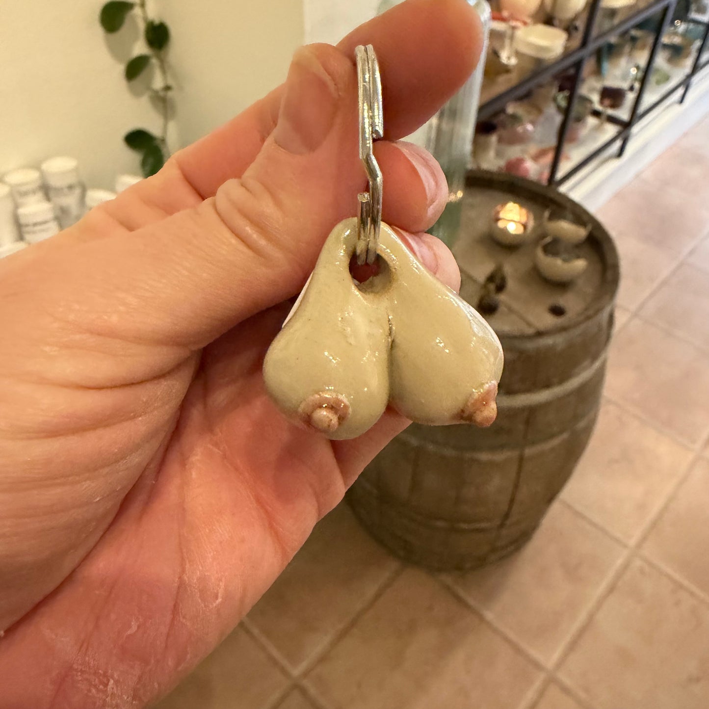 Nøglering med håndformede bryster, nr. 1