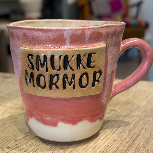 Håndlavet krus med hank og tekst; SMUKKE MORMOR