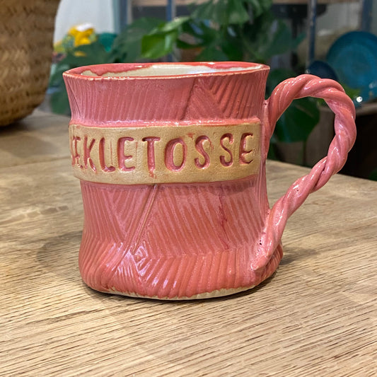 Håndformet garnkrus med tekst; HÆKLETOSSE, mørk rosa