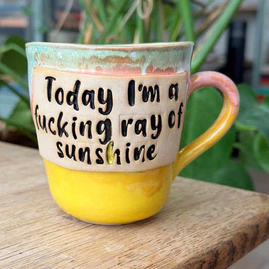 Håndlavet krus med tekst og hank; Ray of sunshine