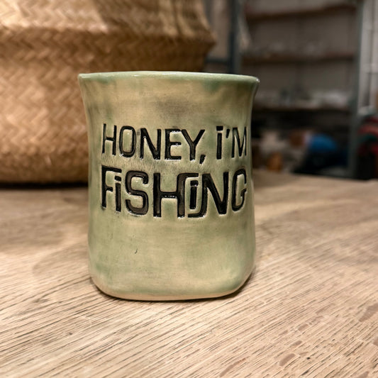 Håndformet krus med tekst; HONEY, IM FISHING