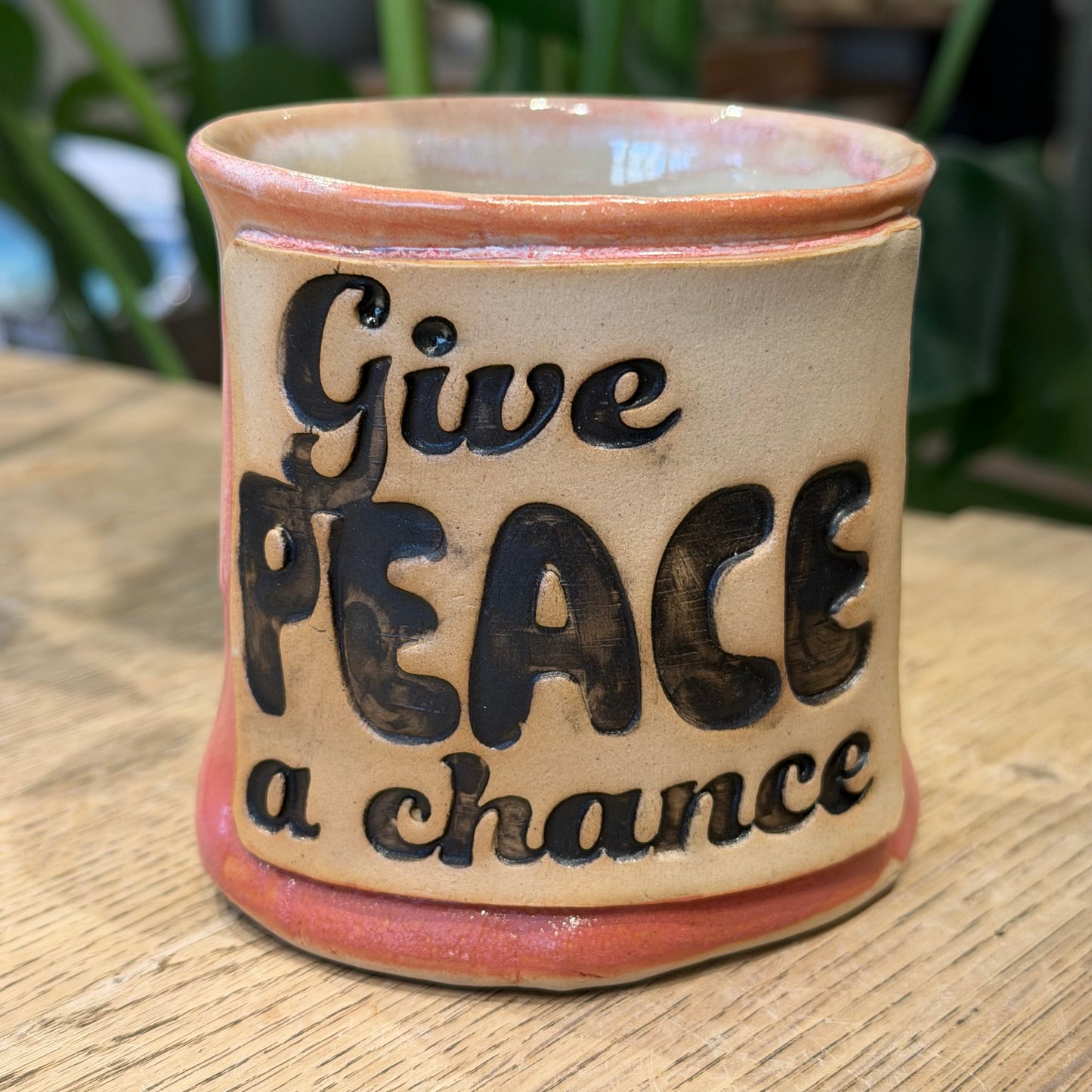 Håndformet krus med tekst; Give PEACE a chance
