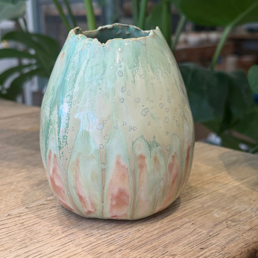 Oval vase, rosa og grøn