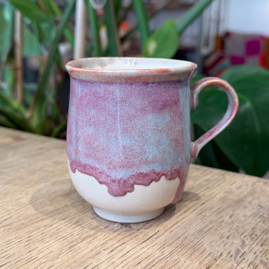 Håndlavet kop med hank, mørk rosa med lyseblå toner nr 2