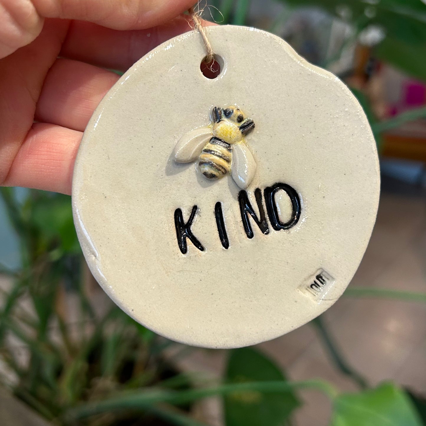 Ophæng med tekst; Be Kind