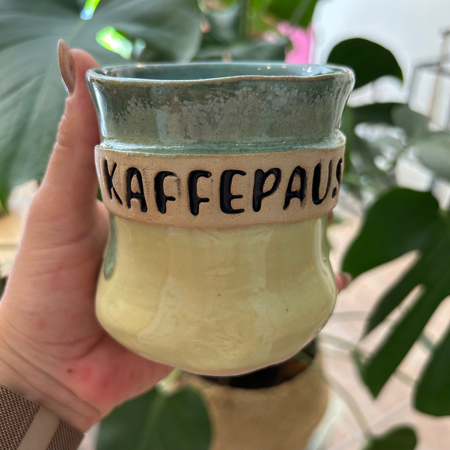 Håndformet krus med tekst; KAFFEPAUSE