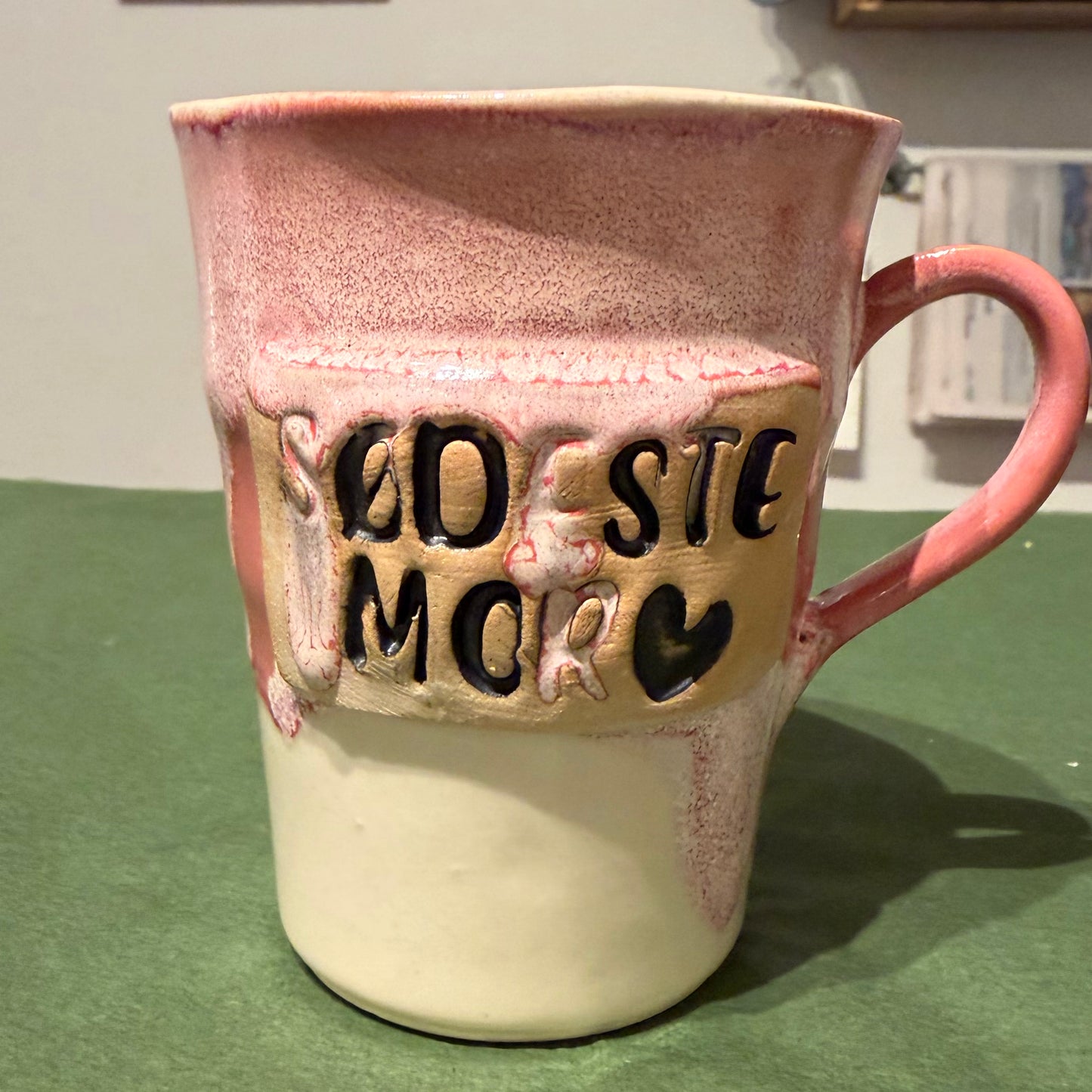 Højt konisk krus med hank og tekst; SØDESTE MOR