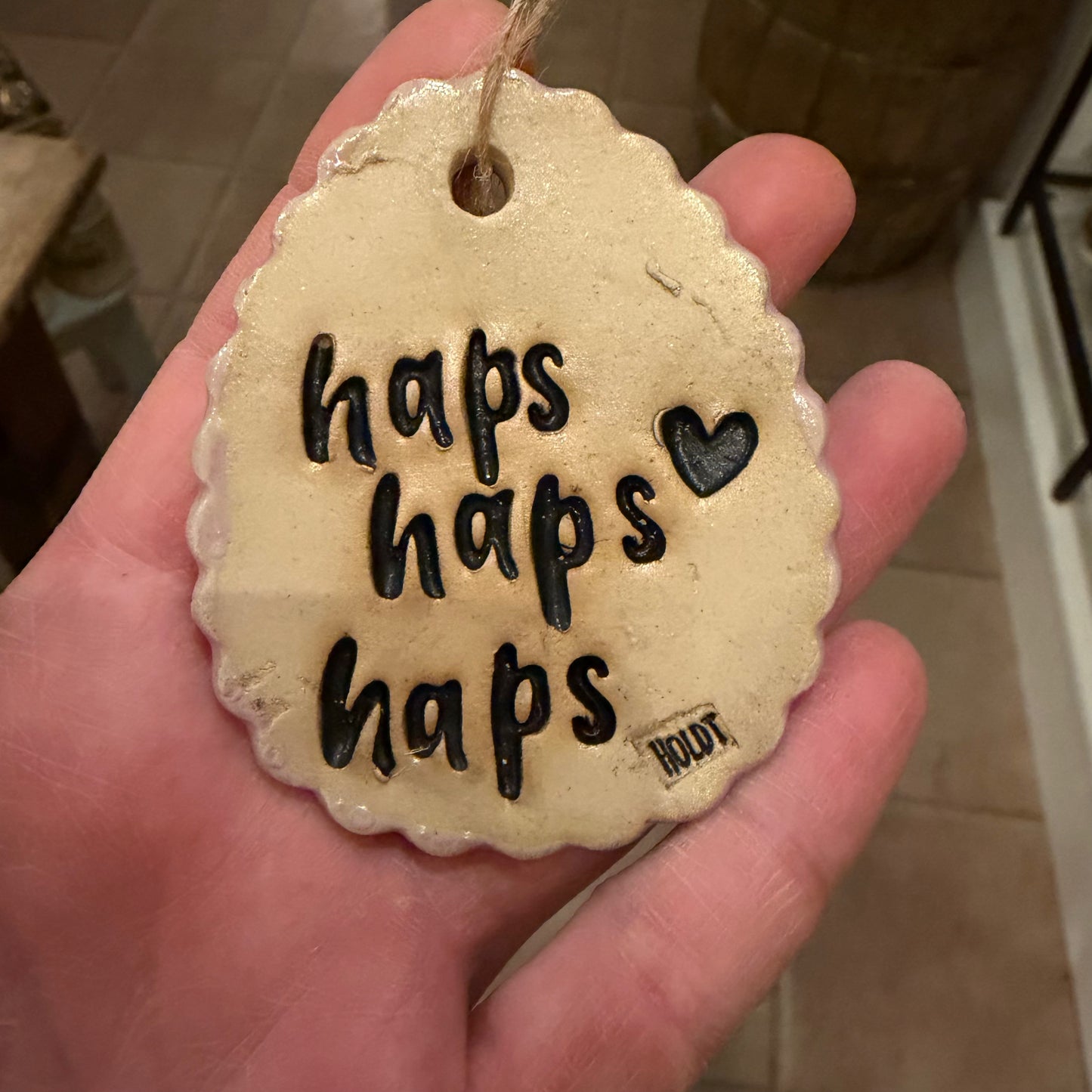 Ophæng, påskeæg med tekst; haps haps haps, lys lilla