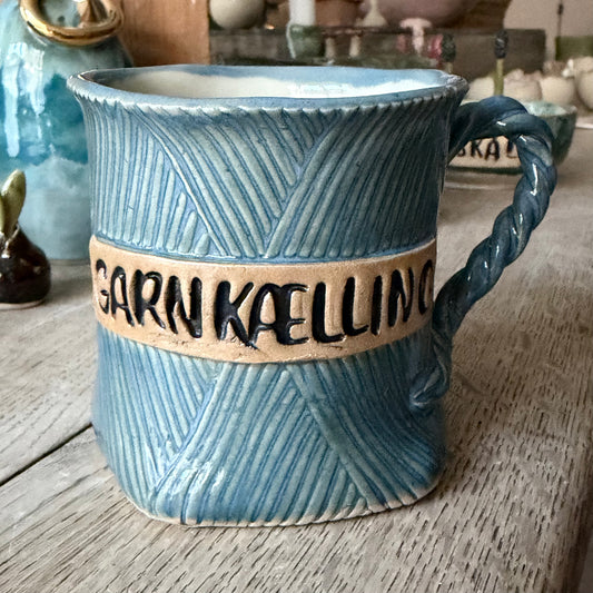 Håndformet garnkrus med tekst; GARNKÆLLING