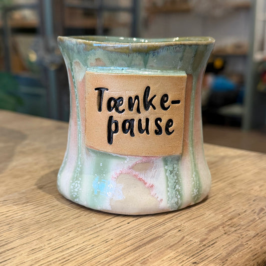 Håndformet krus med tekst; Tænkepause, nr 2