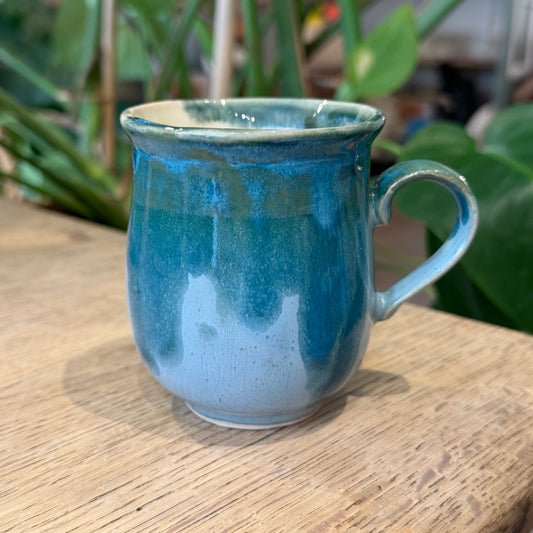 Håndlavet kop med hank, blålige toner nr 4