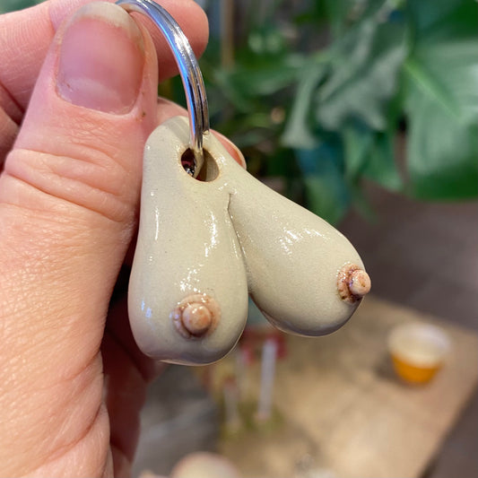 Nøglering med håndformede bryster, nr. 4