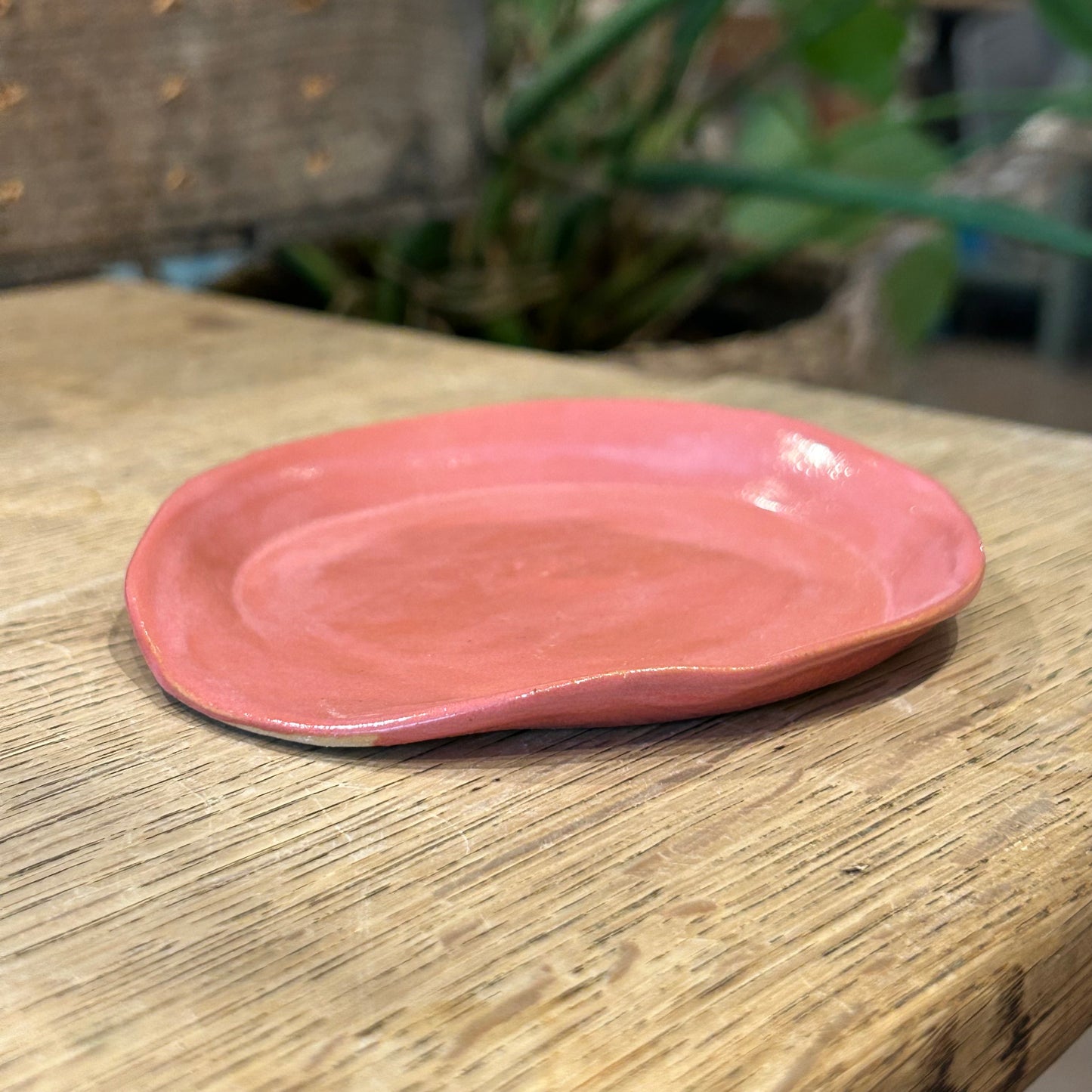 Spoonrest/skeskål, lille rundt fad til grydeskeen, mørk rosa