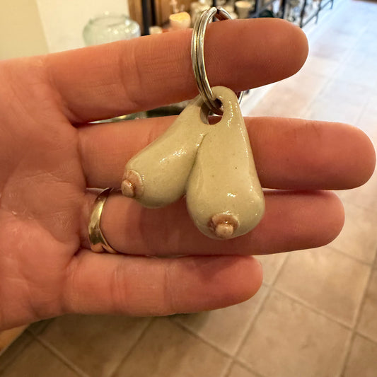 Nøglering med håndformede bryster, nr. 3