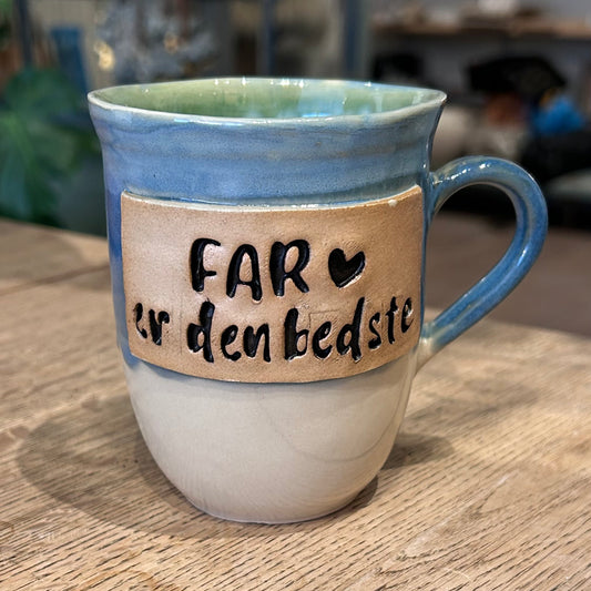 Håndformet krus med hank og tekst; FAR er den bedste