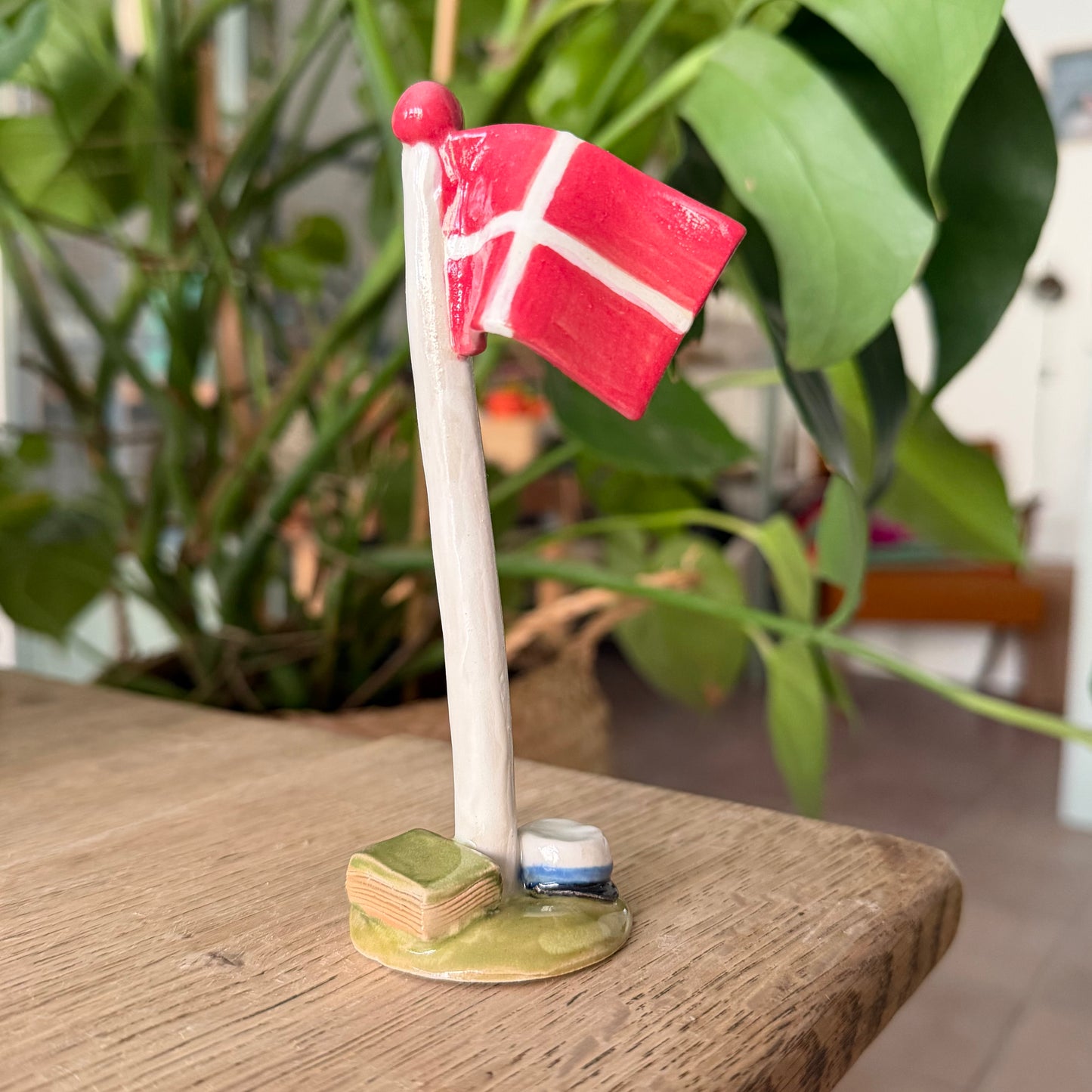 Flaggstang med Dannebrog, studentlue, blå